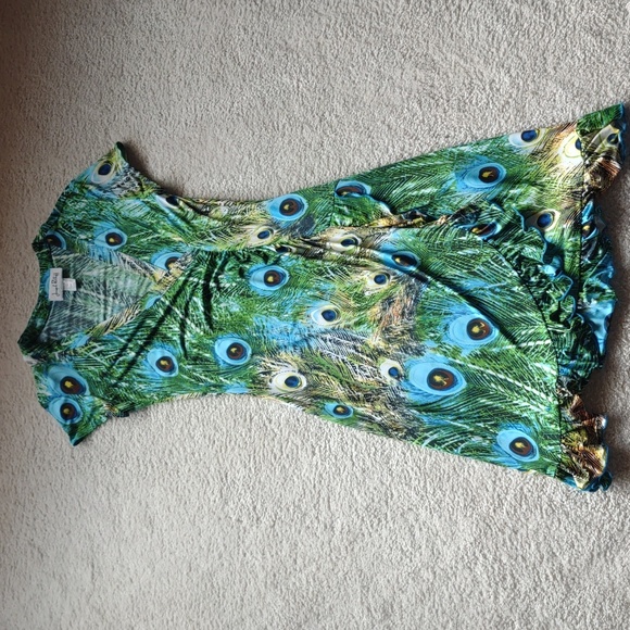 Joseph Ribkoff Dresses & Skirts - Feminine peacock design cap sleeve dress